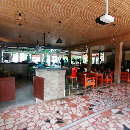 Pasa Restaurant & בית אירוח *