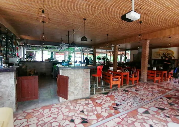 Pasa Restaurant & בית אירוח *
